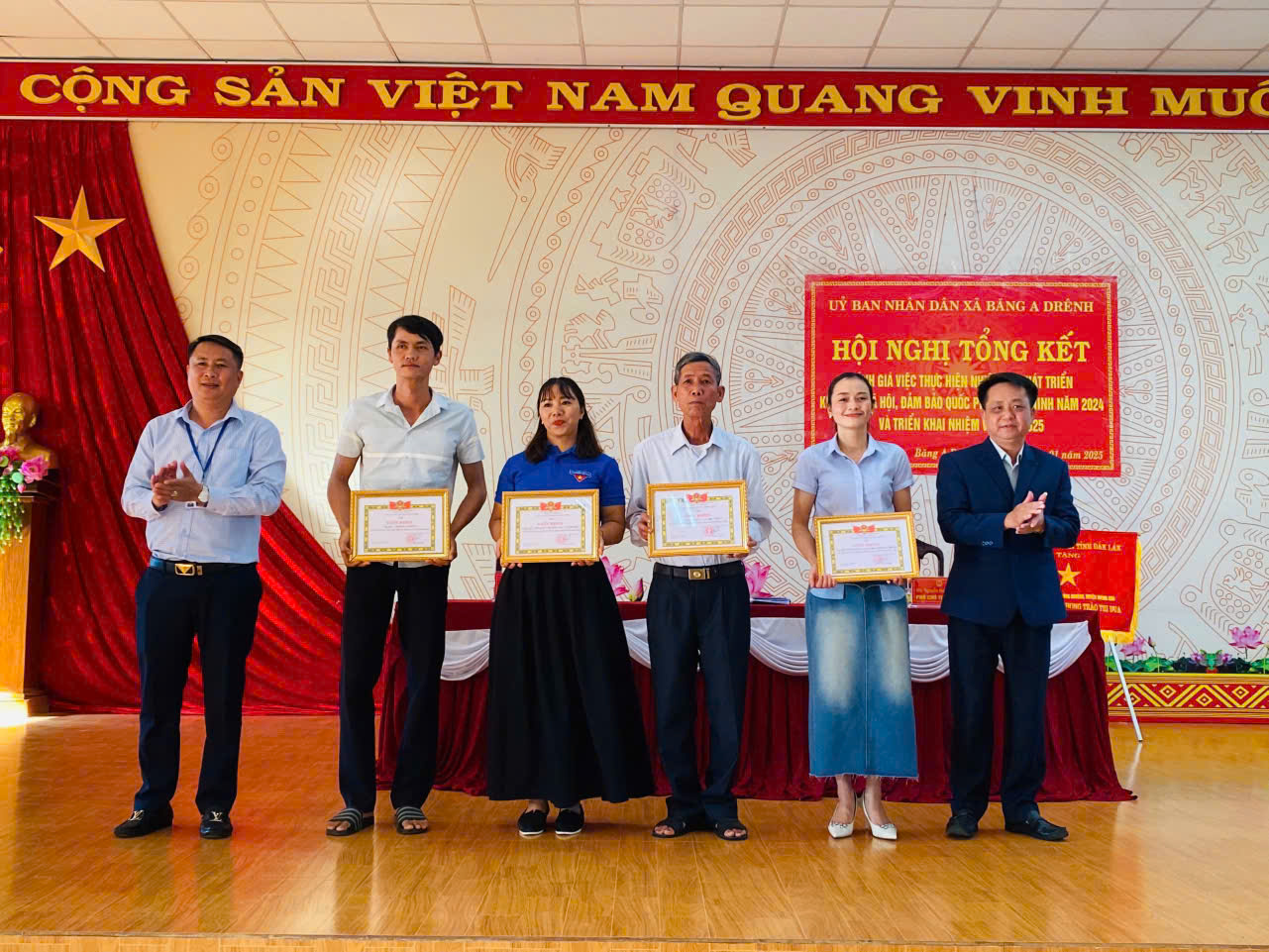 TANG GIAY KHEN